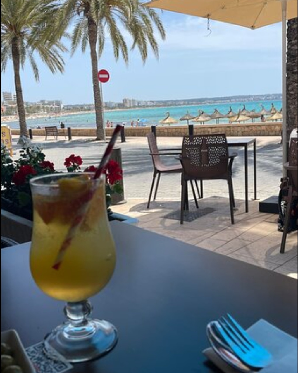 Cóctel en la terraza con vistas a la Playa de Palma