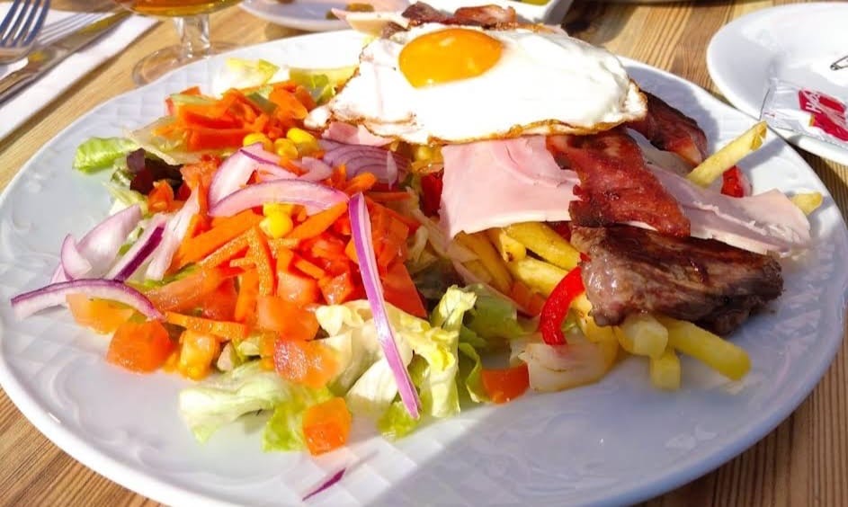 Chivito uruguayo