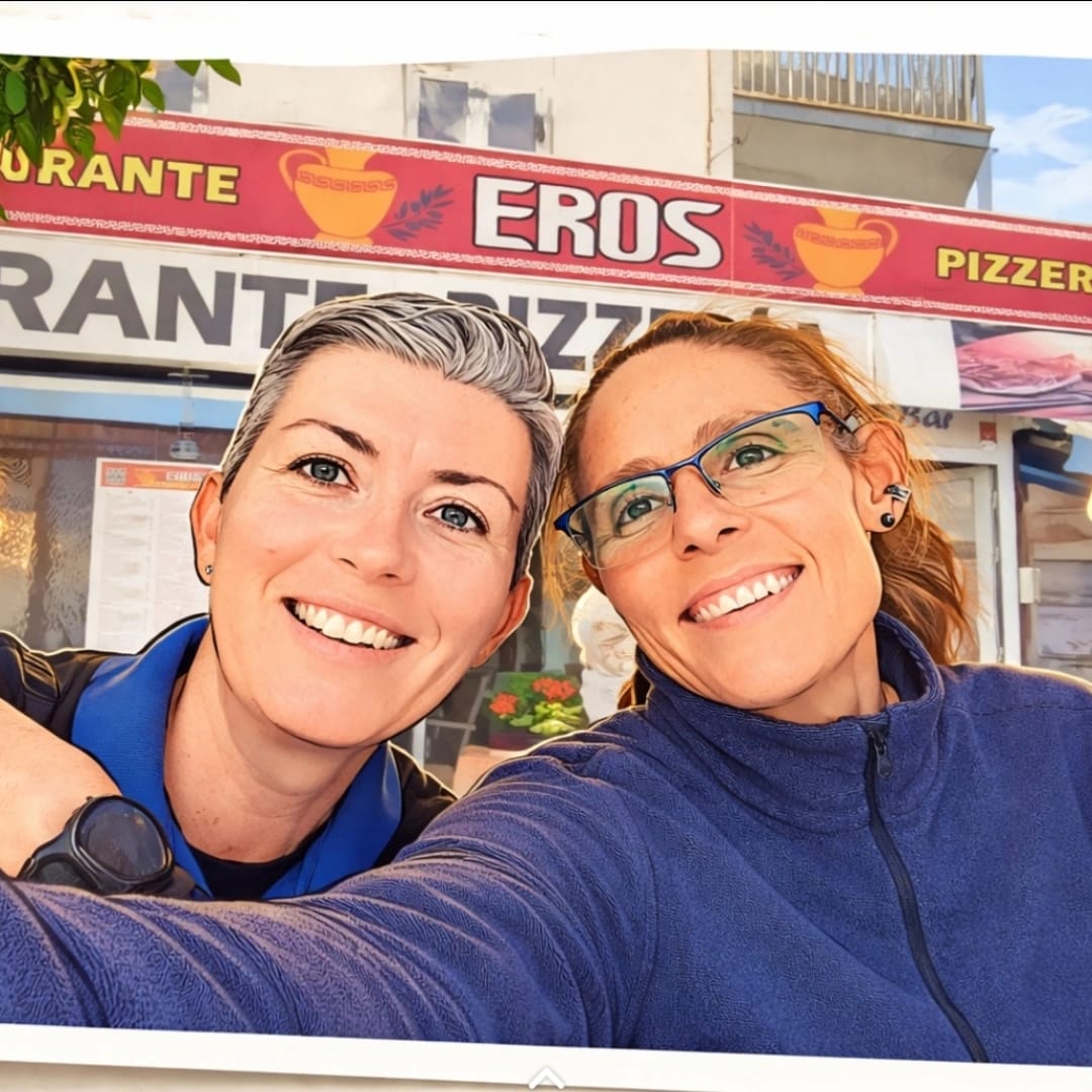 Las dueñas de Pizzería Eros, frente al restaurante en Can Pastilla